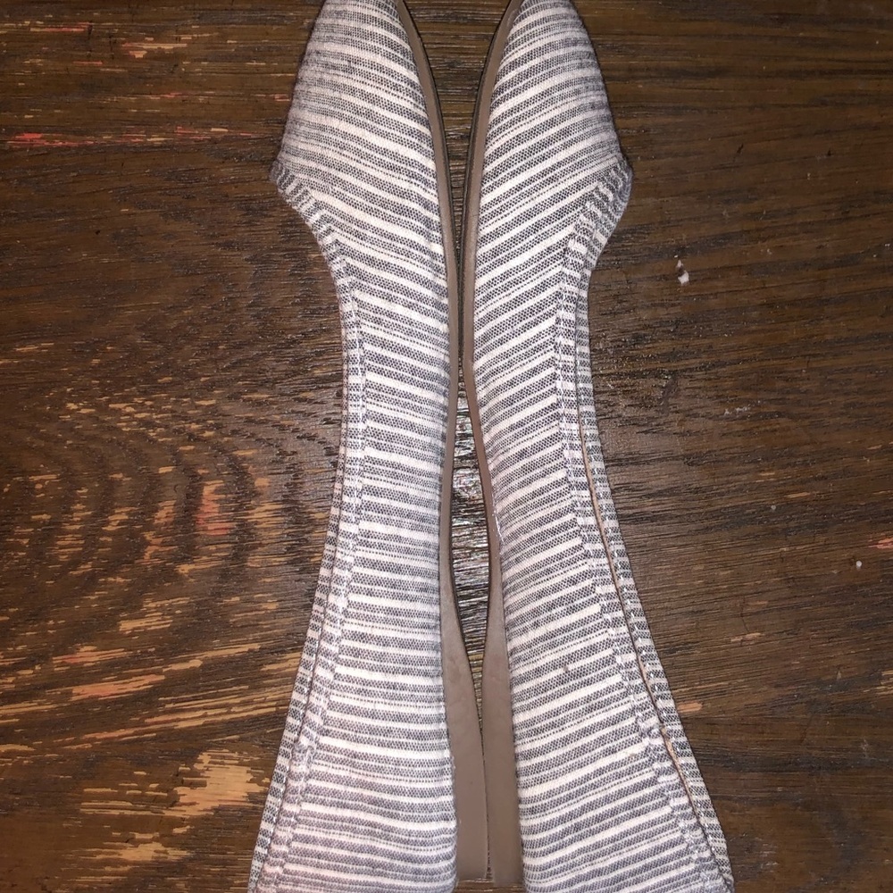 Universal Thread Slip on Shoes - Picture 2 of 4